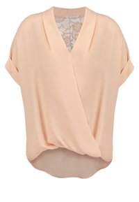 Blouse pêche clair à manches courtes avec poignets retroussés, col en V, drapé devant en portefeuille et détail en dentelle au niveau de l'encolure arrière.