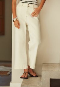 Next DOUBLE BUTTON CROPPED WIDE LEG - Flared jeans - ecru white