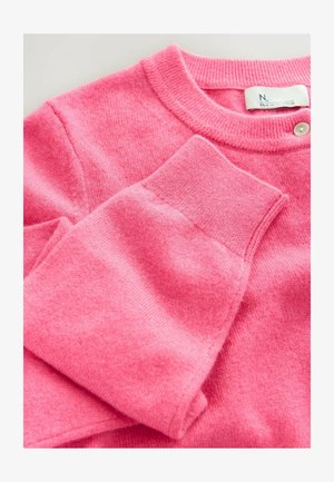 Maglione rosa a maglia con colletto rotondo, polsini a costine e trama liscia. Presenta un bottone decorativo e un'etichetta vicino al colletto.