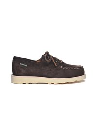Scarpe da barca in suede marrone con una suola beige, design con lacci e logo visibile sul lato.