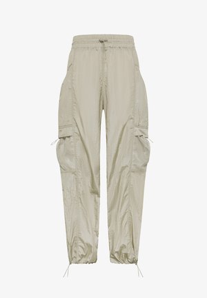 Lichte beige cargobroek met elastische tailleband, trekkoordsluiting, gaaspocketdetails en gerimpelde boorden voor een verstelbare pasvorm.