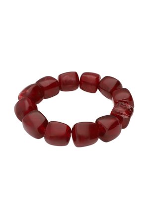 Rotes elastisches Armband mit klobigen quadratischen Perlen mit glänzender Oberfläche und leichter Transparenz, die einen lebendigen, reichen Farbeffekt erzeugen.