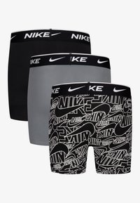 Tre par Nike boksershorts i sort, grå og mønstret sort med hvidt logo. Blødt, elastisk stof og elastisk linning.