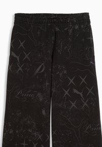 Czarne spodnie dresowe z subtelnymi szarymi logo Puma, napisami w stylu pisma i wzorami gwiazd, z elastycznym pasem.