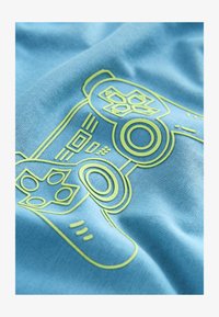 Unselected, blue controller