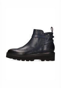 Botas de cuero azul marino hasta el tobillo con detalles decorativos de brogue, una correa con hebilla y una suela negra gruesa. Textura suave y diseño elegante.