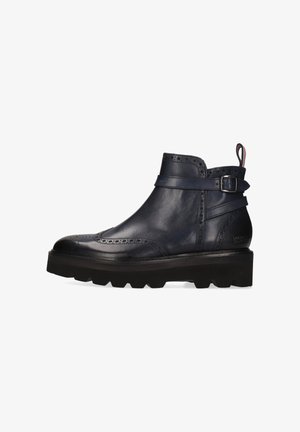 Marine leren enkellaarzen met decoratieve brogue-details, een gespband en een dikke zwarte zool. Gladde textuur en stijlvolle uitstraling.