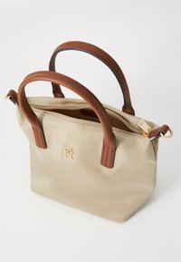 Tommy Hilfiger POPETTE MINI TOTE - Handtas - sandalwood