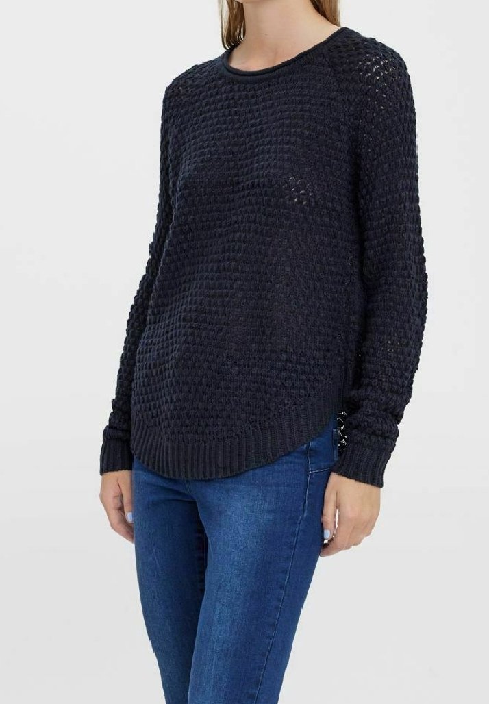 Maglione lavorato a maglia blu navy con motivo testurizzato, scollatura rotonda, maniche lunghe e orlo arrotondato. Indossato con jeans blu.
