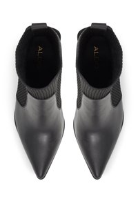 Bottines noires en cuir avec un bout pointu, des panneaux latéraux en tricot côtelé et une languette à l'arrière. Texture lisse avec un design épuré.