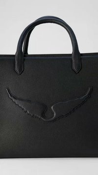 Sac à main en cuir noir texturé avec deux poignées et un motif d'ailes embossé au centre sur le devant, sur un fond uni.