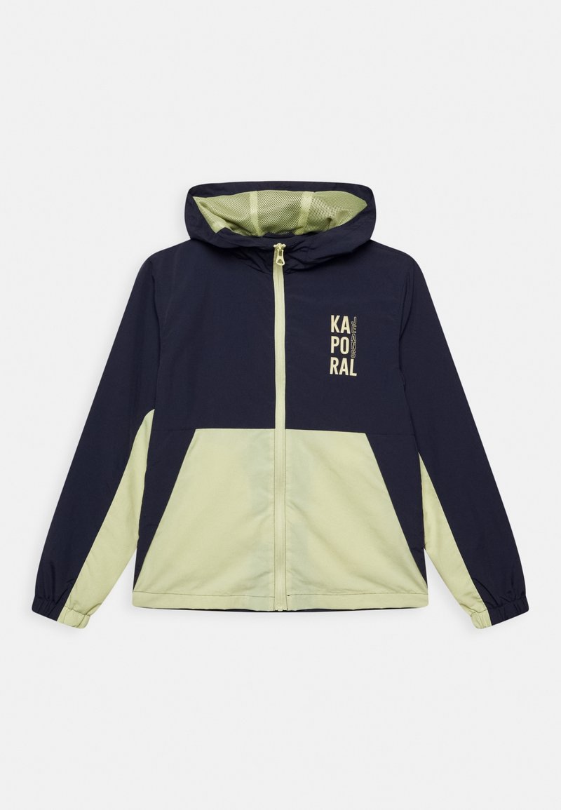 Granatowo-zielona kurtka z kapturem, zapinana na zamek, z elastycznymi mankietami, z nadrukowanym logo w górnej lewej części. Gładka tkanina, lekka konstrukcja.