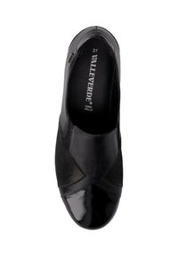 Scarpa di pelle nera con una combinazione di texture opache e lucide, caratterizzata da punta arrotondata, pannelli elastici laterali e suola piatta. Taglia 37.