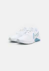 Nike Performance LEGEND ESSENTIAL  - Sapatilha de treino - white/worn blue/aura/phantom
