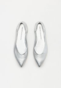 Ballerines en argent avec un bout pointu, en cuir métallique. Présentent un design à enfiler et des bords doux et extensibles pour le confort.
