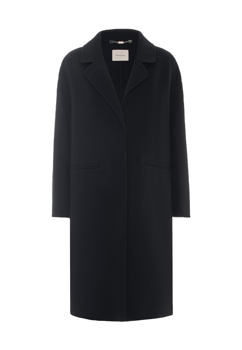 Cappotto lungo nero in lana con colletto a rever, maniche lunghe e due tasche frontali orizzontali, esposto su uno sfondo bianco semplice.