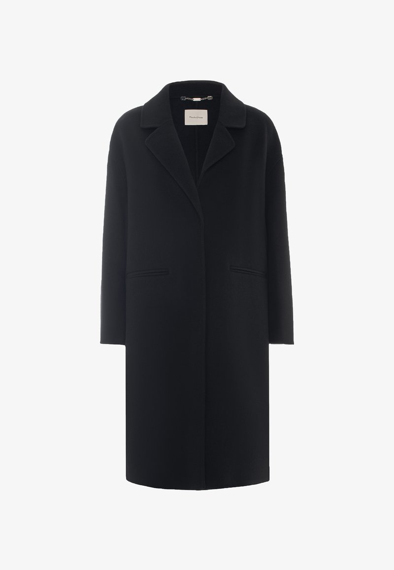 Cappotto lungo nero in lana con colletto a rever, maniche lunghe e due tasche frontali orizzontali, esposto su uno sfondo bianco semplice.
