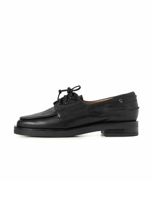 Scarpe in pelle nera con punta tonda e una decorativa lavorazione dei lacci. Presentano un tacco in legno basso e una finitura liscia e lucida.