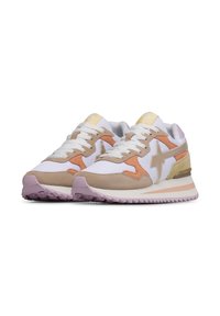 Des baskets en maille blanche et en suède beige, avec des accents orange et dorés. Comprend une semelle en caoutchouc texturé et des lacets plats.
