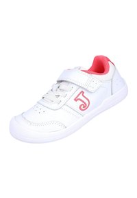 Zapatilla blanca con un acento rosa en el talón y el logo. Presenta una tira de velcro, cordones y detalles perforados en la puntera.