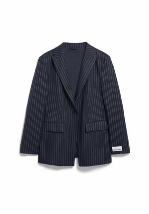 Blazer rayé navy avec un col cranté, deux poches frontales, une fermeture à un bouton et une étiquette sur le poignet, fabriqué en tissu lisse.