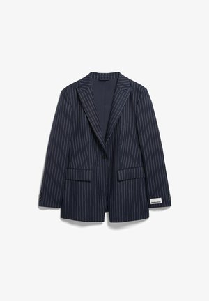 Marineblauer Nadelstreifblazer mit fallendem Revers, zwei Vorderentaschen, Ein-Knopf-Verschluss und einem Etikett am Ärmel, aus glattem Stoff gefertigt.