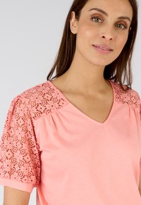 Damart TEE DÉTAILS MACRAMÉ - Camiseta estampada - pêche