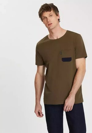 Olive green short-sleeve t-shirt with a round neck and a navy pocket on the left chest. Smooth fabric with a casual fit.