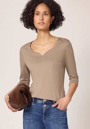 MIT HERZAUSSCHNITT - Langærmet T-shirt - braun