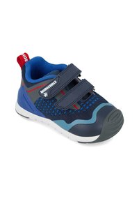 Zapatilla navy con acentos azules, parte superior de malla, dos correas de Velcro, cuello acolchado y suela de goma. Presenta una lengüeta roja y detalles del logo.