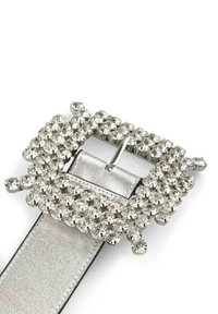 Cinturón metálico plateado con una gran hebilla decorativa adornada con cristales de rhinestones claros, con una textura suave y brillante y forma cuadrada.