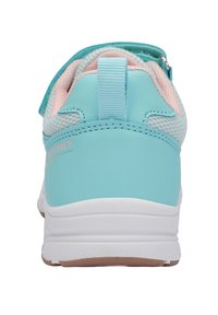 Türkisfarbener Sportschuh mit Obermaterial aus Mesh, pinken Akzenten und weißer Mittelsohle. Die Rückseite verfügt über eine Schlaufe und eine strukturierte Gummilaufsohle.