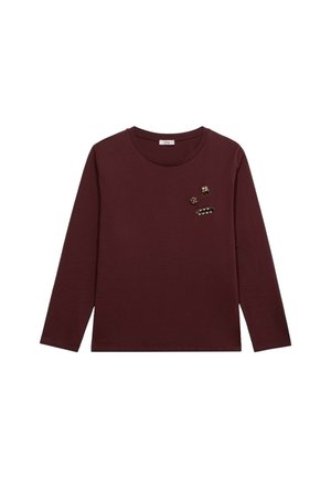 Bordeaux langemouwen t-shirt van zachte stof, met drie decoratieve accenten in verschillende vormen en kleuren op de voorkant.