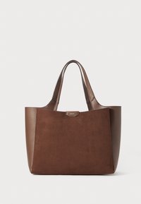 Bruine tote bag met een leren en suède textuur, met een gestructureerd ontwerp, dubbele handvatten en een logo plaatje aan de bovenkant.