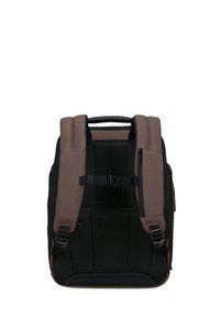 Zaino marrone e nero con spallacci imbottiti, schienale in mesh, fibbia regolabile e scomparti con cerniera per riporre oggetti.