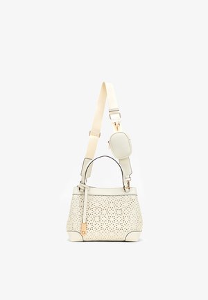 Bolso de mano color crema con patrón floral recortado, asa superior, correa de hombro ancha ajustable y pequeño bolso adjunto.