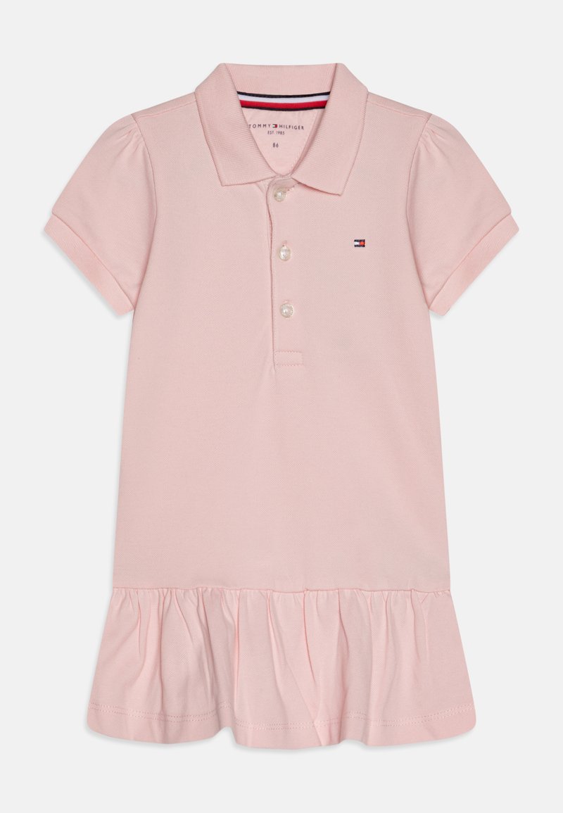 Roza polo obleka s kratkimi pufastimi rokavi, ovratnikom in zapiranjem na tri gumbe. Ima nabran rob in majhno logotipno podrobnost na prsih.