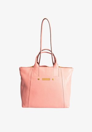 Sac fourre-tout en cuir rose avec deux bretelles, accessoires dorés et finition texturée. Il comprend une fermeture à glissière sur le dessus et un logo doré central.