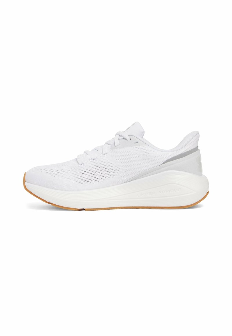 Baskets de sport blanches avec dessus en mesh, fermeture à lacets, semelle épaisse rembourrée et semelle extérieure marron clair, vues de côté sur fond blanc.