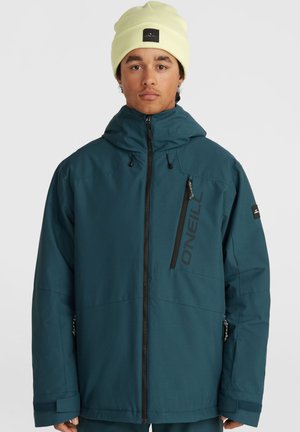 Chaqueta de invierno verde azulado hecha de una tela duradera, con un cierre frontal, capucha ajustable y un logo en el pecho izquierdo. Cuenta con prácticos bolsillos laterales.