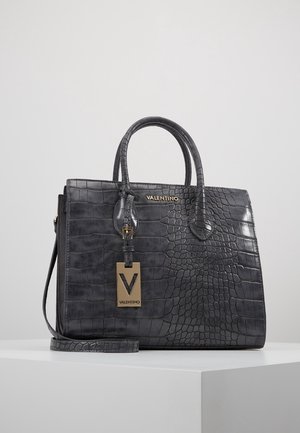 Zwarte Valentino handtas met krokodillenstructuur, dubbele handvatten, afneembare schouderriem en goudkleurige Valentino logohanger.