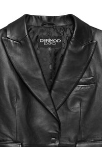 Zwarte leren blazer met een geknipt kraag, subtiele glans en één borstzak. Aan de binnenkant is er een gevoerde voering met een patroon en een logo-label.