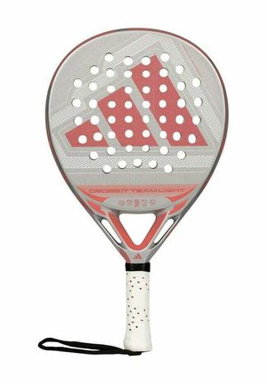 Racchetta da padel con forma rotonda, design grigio e rosso, superficie perforata, impugnatura testurizzata e cinturino da polso per una presa sicura.