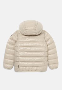 Beige pūkinis švarkas su horizontaliu siuvinėjimu, elastingomis rankovėmis ir pritvirtinta kepure, vaizduojamas iš nugaros ant baltos fono.