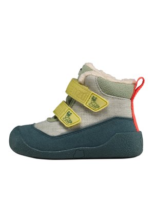 Kinder-Hightop-Schuh mit grünen und grauen Partien, gelben Klettverschlüssen mit Bärenmotiv, strukturierter Sohle, Kunstfellfutter und rotem Zugband.