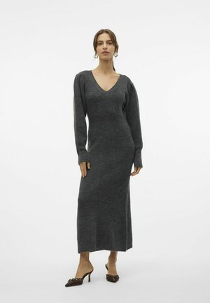 Graham gestricktes Langarmkleid mit V-Ausschnitt, das eine taillierte Passform und einen leicht ausgestellten Saum hat. Der Stoff hat eine weiche Textur.