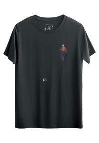 Zwart katoenen t-shirt met een ronde hals. Bevat een kleurrafische afbeelding van een figuur in rood en blauw die loopt, met een hoofdtelefoon onderaan.