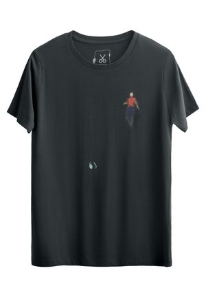 Zwart katoenen t-shirt met een ronde hals. Bevat een kleurrafische afbeelding van een figuur in rood en blauw die loopt, met een hoofdtelefoon onderaan.