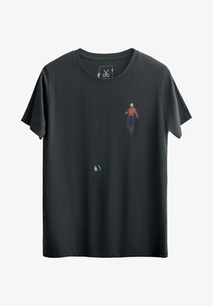 Zwart katoenen T-shirt met korte mouwen, voorzien van een kleurrijke afbeelding van een figuur in een rood shirt die loopt, met daaronder een koptelefoon.