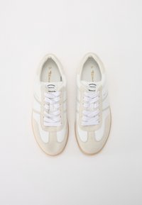 Sneaker bianchi e beige con tomaia in suede e pelle, punte arrotondate, lacci bianchi piatti e suola in gomma. Taglia 37 segnato all'interno.